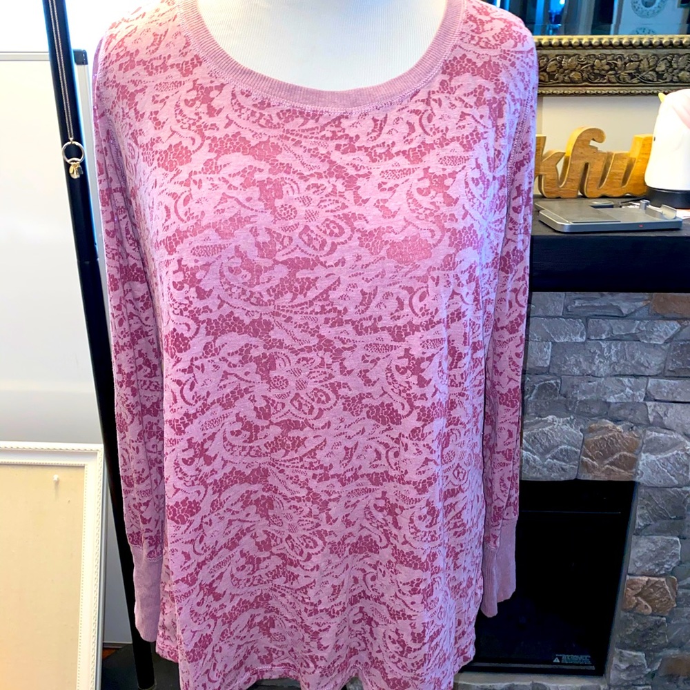 Maurices size 2 NWOT light weight top Pretty!